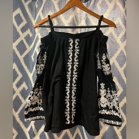 INC Black and White Embroidered Off the Shoulder Top Medium - Picture 1 of 7